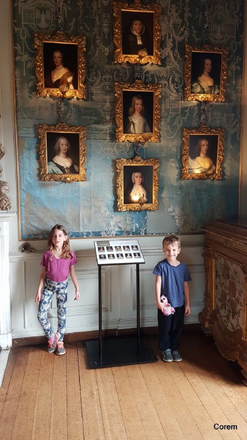 שושלת נסיכים  (שימו לב לעמידה המלכותית)